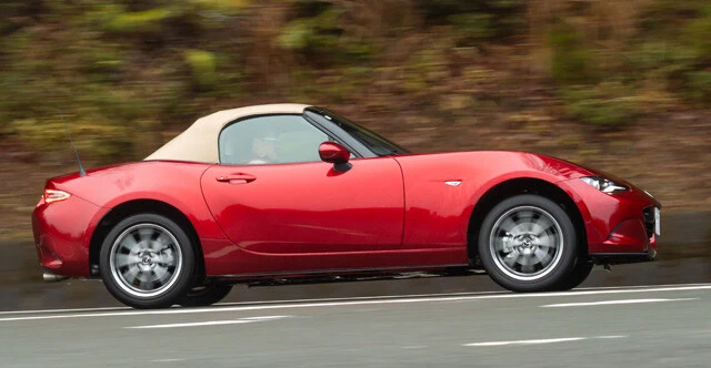 マツダ ロードスター　価格：289万8500～367万9500円　試乗日は朝から雨ということもあり、ロードスターもロードスターRFも、残念ながら屋根を閉めたままの試乗となってしまった