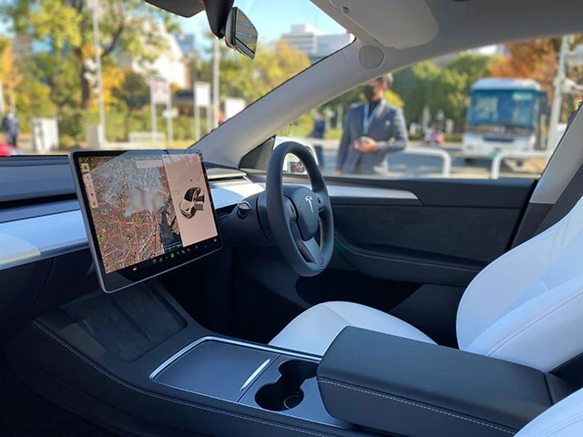 テスラの戦略車モデルYの運転席。先進的とも殺風景ともとらえられるため、見る人によって評価が異なる