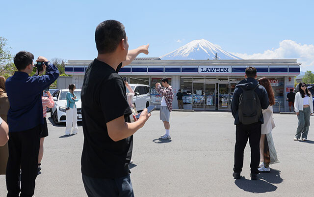 外国人観光客が運転するレンタカーによる事故が急増する山梨県。富士山に見とれて事故を起こした訪日外国人ドライバーも