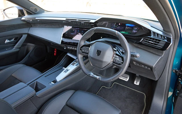 おフランスカーらしく、実に前衛的な仕上がりとなっているコックピット。ちなみにメーターは3Dのフルデジタル