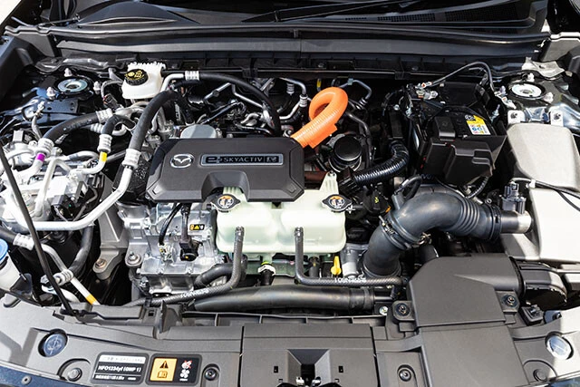 エンジンルームの右手に発電機として活用される8C型のロータリーエンジンの姿が