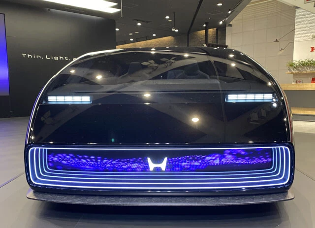 クセの強いサルーンのフロントマスク。「脱毛器顔」と「ウナギ顔」で意見が割れている