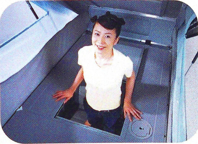 屋根裏への移動はハッチを通って行き来する