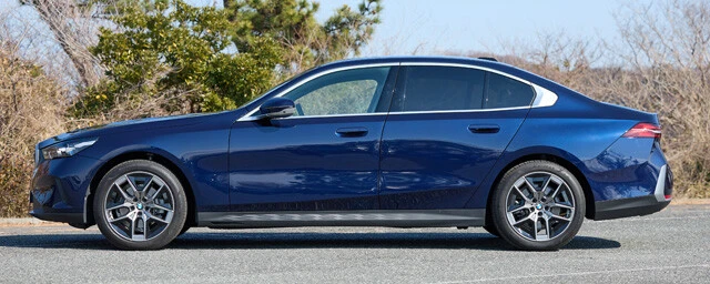 全長は5mを軽く突破しているので当然なのだが、写真で見るより実車はデカい。そして長い