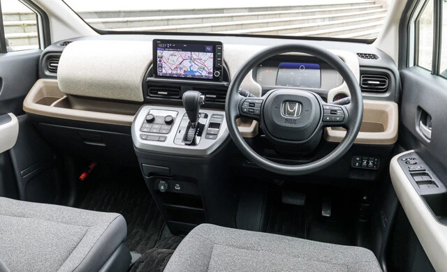 インパネは水平基調で良好な視界を確保。内装は質が高く、シートの座り心地も秀逸