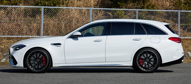 ボディサイズは全長4835㎜×全幅1900㎜×全高1475㎜。車重は2200㎏