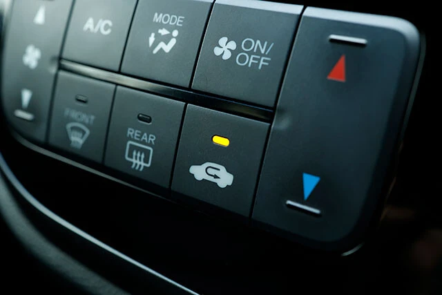 蒸し風呂状態の夏の車内を涼しくするには、エアコンの外気導入と内気循環の賢い活用がカギを握るという