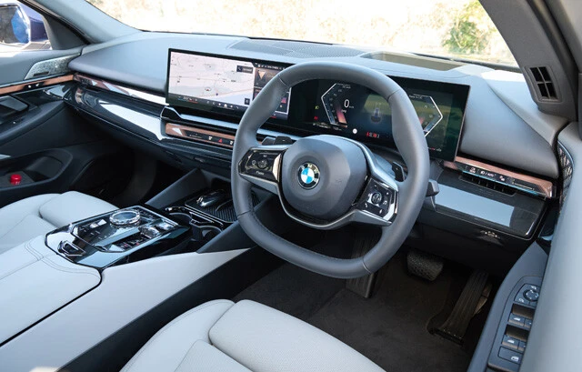 液晶モニターがふたつ並ぶコックピット。スイッチ類が少なく、エアコンの送風口は目立たない場所に配置されている