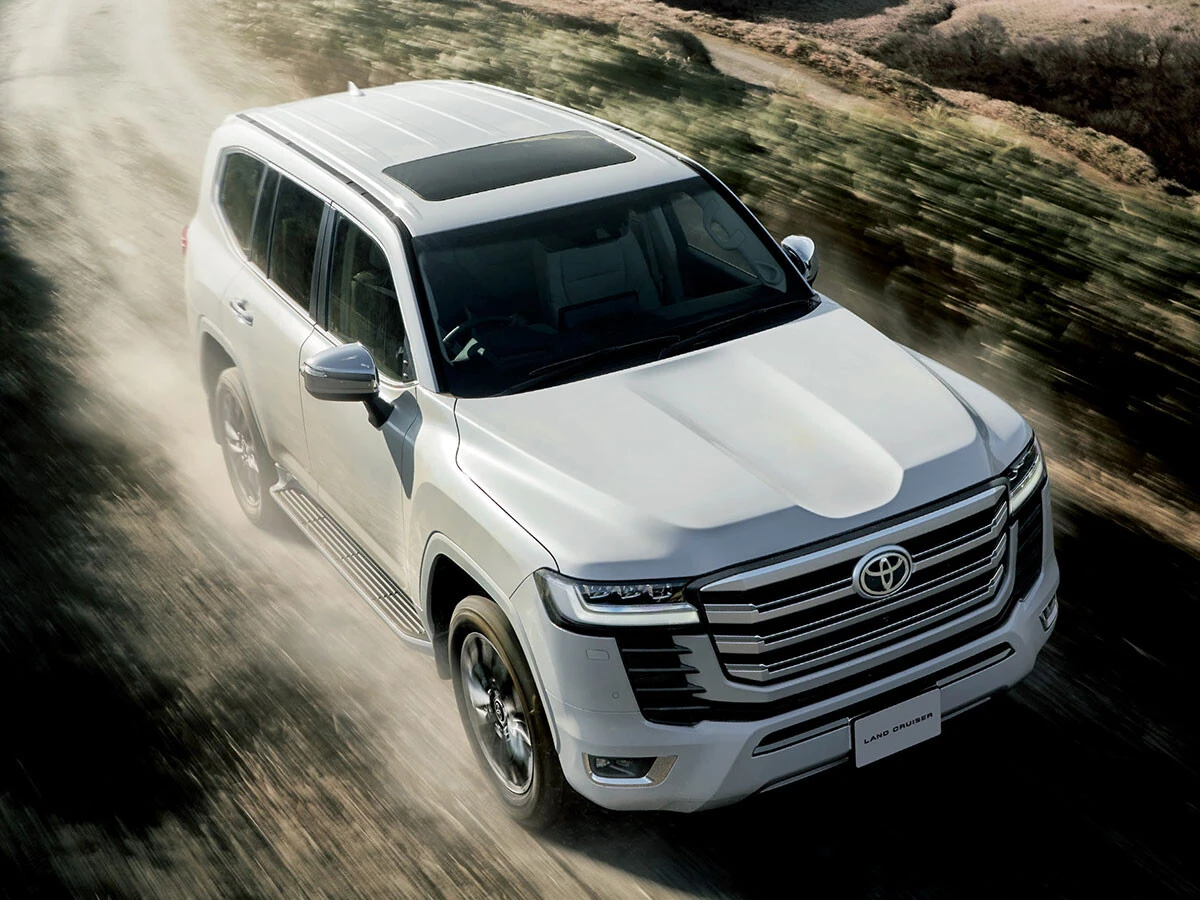 受注停止などにより希少性が高まっているランクル300。2000万円に迫る衝撃価格の中古車も。ちなみに新車価格は510万~800万円