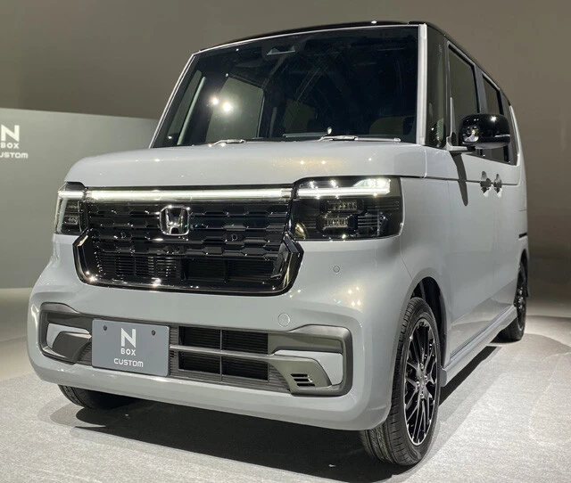 【注目4】ホンダ N-BOXカスタム　価格：184万9100～236万2800円　2011年12月にデビューすると、瞬く間に大人気に！　シリーズ累計販売台数は250万台超。昨年10月のフルチェンで品位を高めた