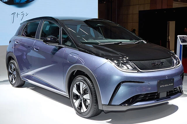 世界で売れに売れているコンパクトEVが、BYD自慢のドルフィン。インテリアは海中を想起させ、配色も大胆