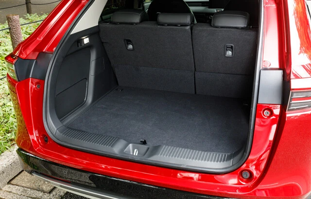 ヴェゼルの荷室容量は404リットル。ただし、後部座席のリクライニング位置により423リットルまで拡大