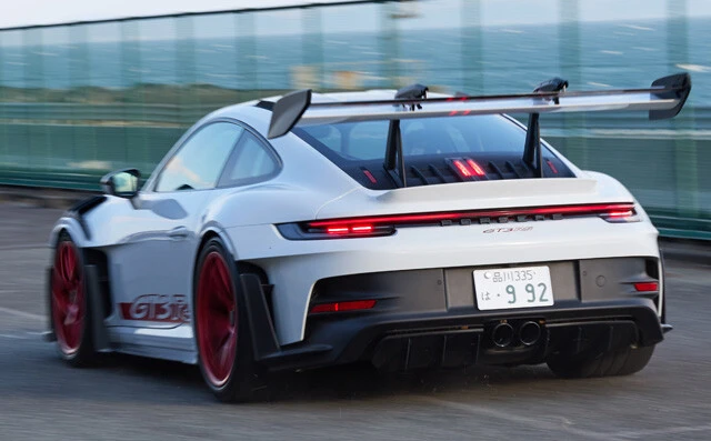 リアには巨大にも程がある2枚重ねのウイングがそびえ立つ! こんな見た目だが立派な市販車である