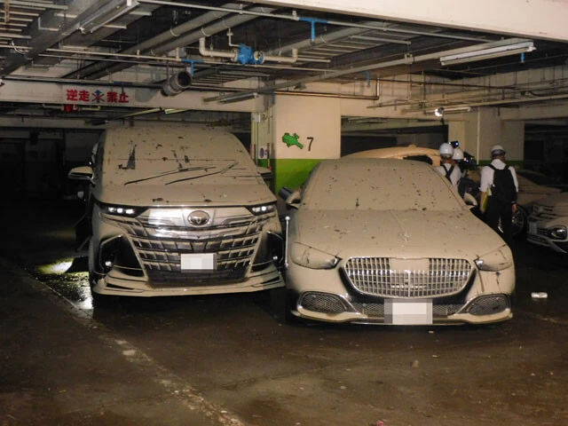 三重県四日市市の地下駐車場が豪雨で水没。クルマは屋根まで泥に覆われた