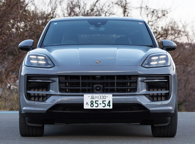 ポルシェ カイエンSクーペ 価格:1644万円 2018年からニッポン市場で発売されている3代目カイエン。今回の改良は内外装はもちろん、エンジンまで変更する激アツぶり
