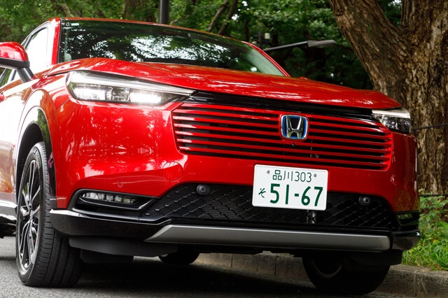 ホンダ ヴェゼル 価格:264万8800~377万6300円 今回のマイチェンで顔面整形をブチカマしたヴェゼル。ご覧のように精悍なお顔に大変身