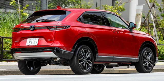 ボディサイズは全長4340㎜×全幅1790㎜×全高1580~1590㎜。最小回転半径5.3~5.5m