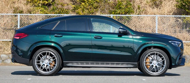 車重は2480㎏! この威風堂々とした爆裂ボディのトランスミッションは9速AT