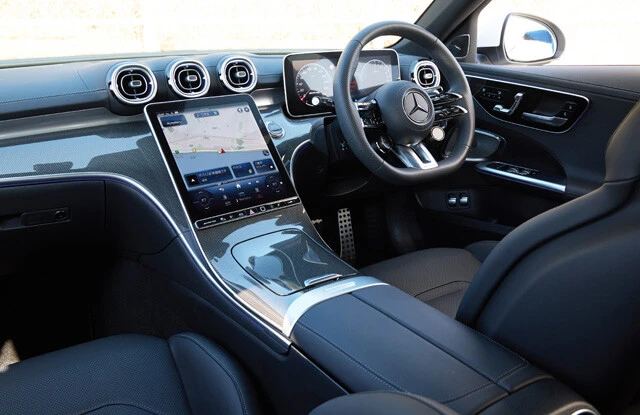 AMG専用装備満載のコックピットで目を引くのは、縦型の11.9インチのメディアディスプレー。鬼の未来感