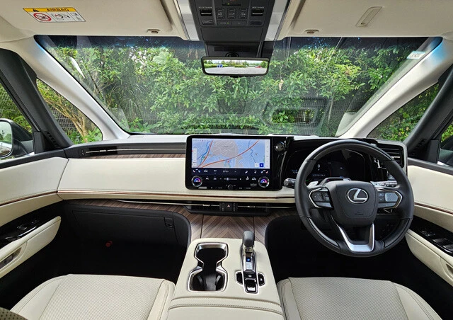 レベチのラグジュアリー感を誇るコックピット。センターディスプレーは14.1インチ