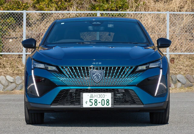 プジョー 408GTハイブリッド 価格:641万6000円 ヘッドライトの両端から真下に走るLED式デイタイムランニングランプは、ライオンの牙をモチーフにしているという