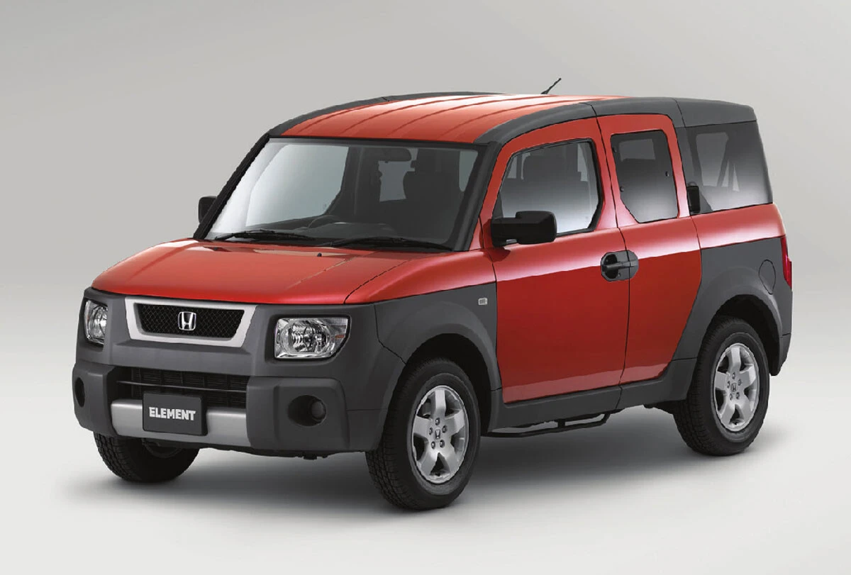 黒い樹脂パーツを大胆に使ったエレメント。最近流行りの2トーンの先駆け?