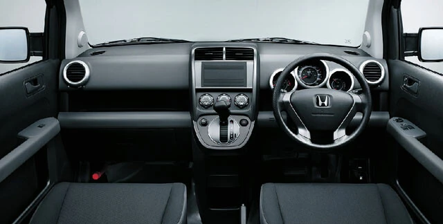 外観の斬新さに比べるとインテリアはシンプルで普通