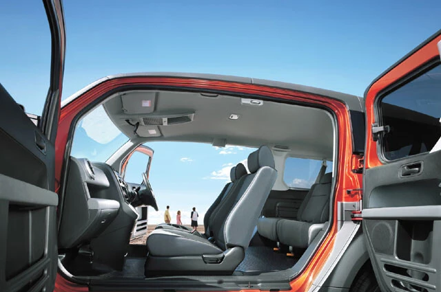 ユニークな観音開きのセミ4ドア、開口部はデカい！