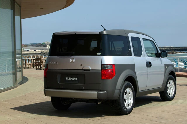 樹脂部分の存在感が強いエレメントのリアビュー