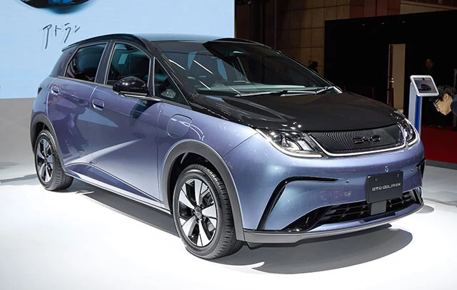 BYD「ドルフィン」　欧州を席巻する中国BYDの世界戦略車ドルフィン。実際に見ると内装も外装もチョー個性的。価格は363万～407万円