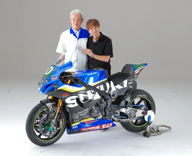 （左）チームスズキ CNチャレンジ プロジェクトリーダー兼チームディレクターの佐原伸一氏　（右）モーターサイクルジャーナリストの青木タカオ氏　青木氏の質問に丁寧に答えてくれた今回のレースのキーマン、佐原氏。22年に撤退したスズキのMotoGPチームを率いたキャリアを持つ