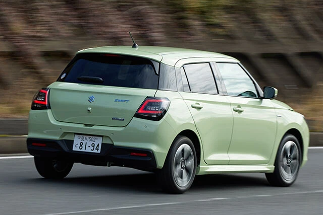 走りは激アツだが、正直言ってスイフトの後席は狭く、後方視界もコンパクトカーの中ではあまり良くない