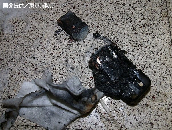 出火したモバイルバッテリーの焼損状況。見事なまでに黒焦げとなっている