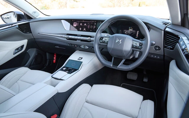 シフト上部にある5インチのタッチ式ディスプレーでもインフォテインメントシステムの操作を行なえる。近未来感ギンギン