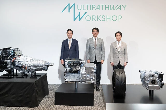 開発中の次世代エンジンを公開したトヨタ、マツダ、スバル。左からスバルの大崎篤社長、トヨタの佐藤恒治社長、マツダの毛籠勝弘社長