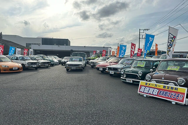 遠藤氏が「バクヤスオートは雑食です」と言うだけあり、国産車、輸入車、そして旧車までズラリ!!