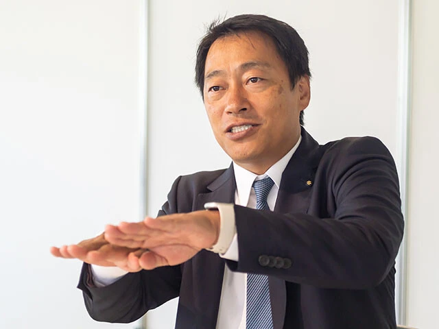 スズキ商品企画本部 四輪軽A商品統括部 チーフエンジニア 鈴木猛介 。販売絶好調の3代目スペーシア。ギアの出来栄えに胸を張った鈴木氏。下半期の新車販売バトルに注目だ