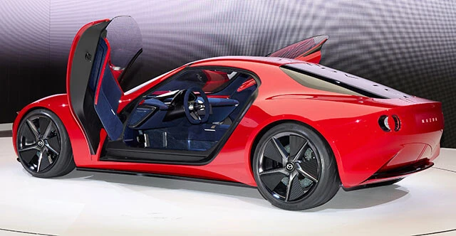 試作車ながら、いつ市販化されても不思議ではない見た目で登場し、「RX-7が復活!?」と話題に