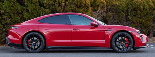 ボディサイズは全長4963㎜×全幅1966㎜×全高1381㎜。ホイールベースは2900㎜