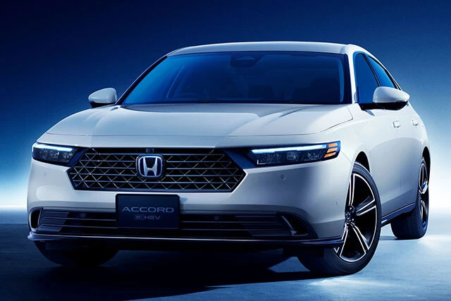 ホンダ「アコード」価格 544万9400円。11代目となる新型アコードはホンダ自慢のセダン。3月発売予定。世界累計販売台数は2000万台以上を誇る。初代は1976年に誕生