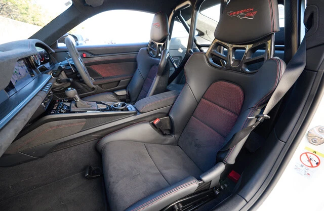 後席はなく、ロールケージが組み込まれている。言うまでもないが、ふたり乗りである