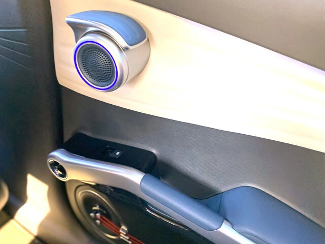 フィットネス機器をイメージしたという個性爆発のドアノブ