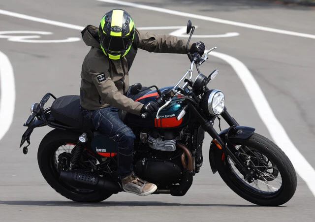 ロイヤルエンフィールド ベア650 見た目はレトロだが最新装備を搭載する輸入バイクが、今年4月17日に発売されたベア650。価格は99万~101万5300円