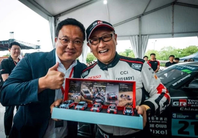 昨年、中国で実現したパク氏(左)と豊田章男トヨタ自動車会長(右)のツーショット