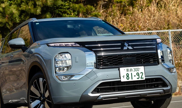 三菱 アウトランダーPHEV 価格:526万3500~668万5800円 「威風堂堂」を掲げるアウトランダーPHEV。お顔は安定のド迫力系なのだが、この大幅改良モデルから品格も備わっている