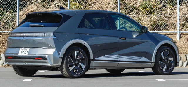 ボディサイズは全長4655㎜×全幅1890㎜×全高1645㎜。超ダイナマイト級のボディである