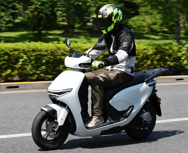 交換式バッテリー「Gachaco」で30秒のスピードチャージを実現！　ホンダ新型電動バイク「CUV e:」を公道テスト