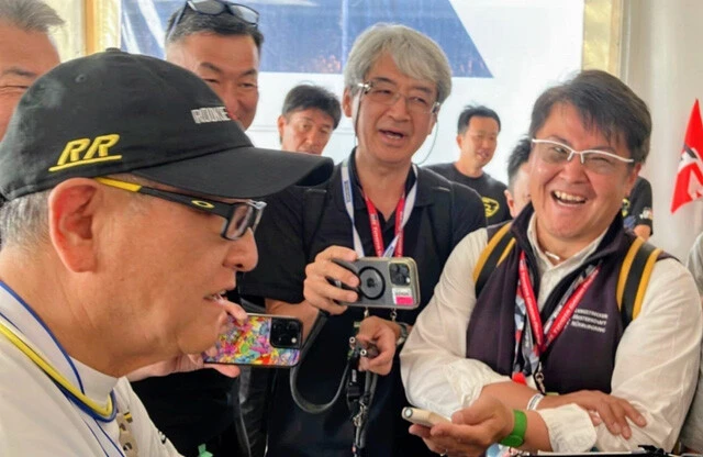 現地でモリゾウ(手前)を徹底取材した山本シンヤ氏(右)。常にモリゾウの至近距離を確保して質問する