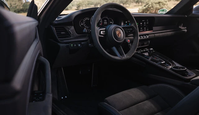 最新技術でフルデジタル化されたコックピット。一方でポルシェの伝統が同居するインテリア。911らしさは健在
