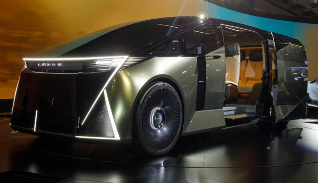 【第4位】レクサス LSコンセプト　ラグジュアリーセダンから6輪のラグジュアリースペースへ。走るリビングを具現化した、レクサスの近未来提案